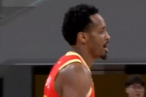 半岛体育下载-进攻我来扛！小巴里-布朗14中8得17分3板2助1断